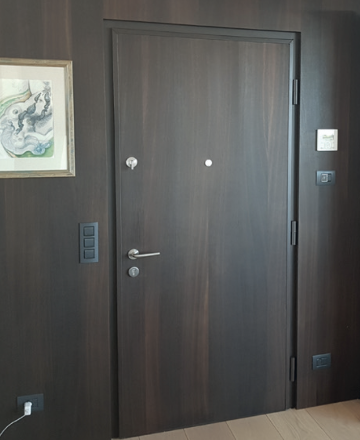 Inbraakwerende en brandwerende stalen appartementsdeur met donkere houtlook afwerking